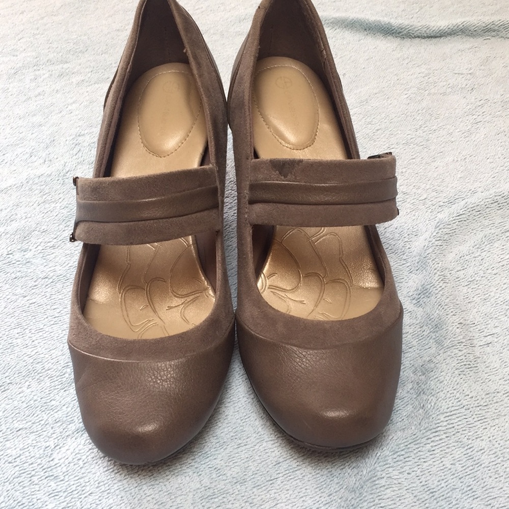 Gray pump with buckle. Leather/suede unique comfy!